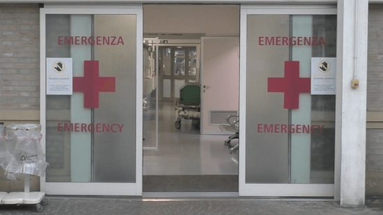 Fratellini di 4 a 2 anni ricoverati per fratture: indagate mamma e nonna, divieto di avvicinarsi ai piccoli