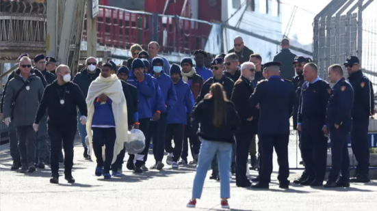 I 43 migranti portati in Albania devono tornare in Italia, Schlein: "Fallimento Meloni, ennesimi soldi buttati"