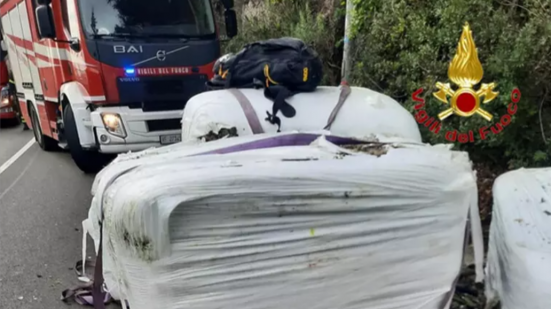 Camion in transito perde un carico di ecoballe travolgendo gruppo di ciclisti, 49enne perde la vita