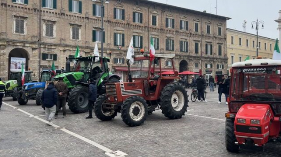 Questa mattina si è conclusa in Piazza del Popolo a Pesaro la protesta degli agricoltori