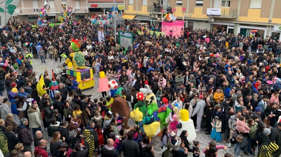 Pesaro, in 10mila al Carnevale di Villa Fastiggi
