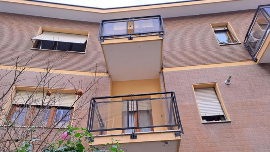 La bimba di cinque anni precipitata dal terzo piano di un palazzo ad Ancona è stata dimessa dall'ospedale