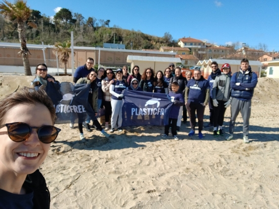 Plastic Free ripulisce le spiagge fanesi: raccolti 120 chili di rifiuti