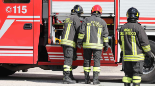 Rimane bloccato dentro casa e chiama i vigili del fuoco poi offre marijuana ai suoi "salvatori": arrestato