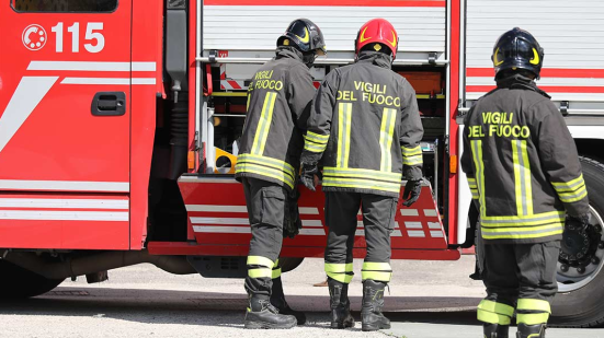 Rimane bloccato dentro casa e chiama i vigili del fuoco poi offre marijuana ai suoi "salvatori": arrestato