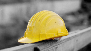 Tragedia sul lavoro: muore schiacciato da una porta blindata