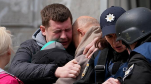 Strage in Ucraina: 31 morti di cui 2 bambini nell'attacco russo - Zelensky: "Solo un bastardo può far questo"