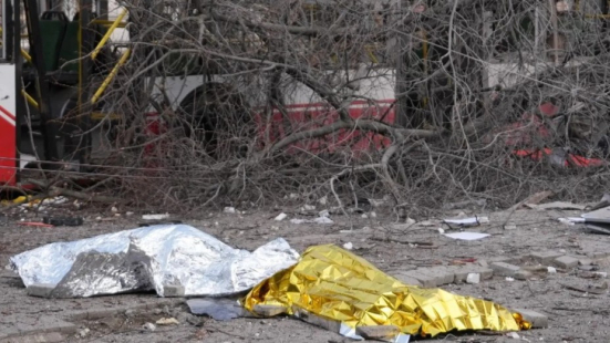 Zelensky invita Trump in Ucraina: "Venga a vedere con i suoi occhi i morti, gli ospedali distrutti, la devastazione"