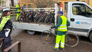 Questa mattina a Pesaro è iniziata la "bonifica" delle bici abbandonate, in mezz'ora rimossi 21 rottami