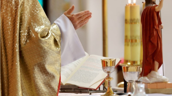 Sacerdote ai domiciliari per abuso su minori