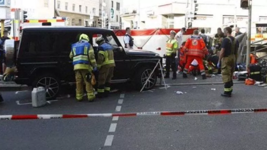 Auto travolge un gruppo di persone a Stoccarda: diversi feriti, fermato il conducente
