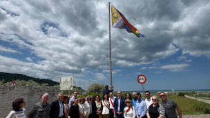 A Baia Flaminia sventola la nuova bandiera LGBTQIA+: Pesaro si schiera per i diritti e l'inclusione