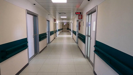 Tragedia in ospedale: spara alla moglie ricoverata uccidendola, poi si toglie la vita