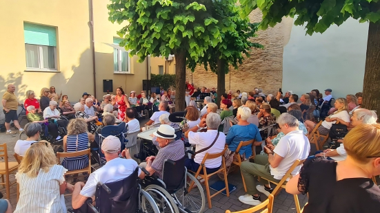 "Le Voci colorate di Via Spada": poesia, musica e solidarietà nel cuore di Pesaro
