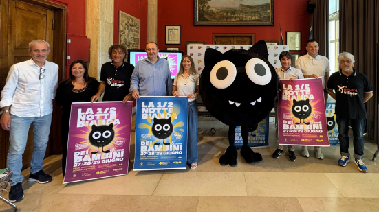 La 1/2 Notte Bianca dei Bambini 2025 accende Pesaro: spettacoli, giochi, cultura e magia per tutta la famiglia