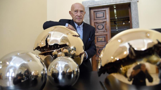 È morto Arnaldo Pomodoro, maestro delle sfere: le sue opere nei luoghi pubblici di mezzo mondo