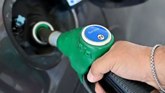 Caro benzina, prezzi ai massimi da aprile: sfiorati i 2,3 euro al litro in autostrada