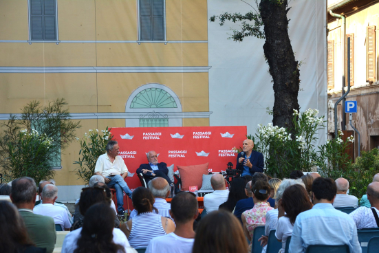 Passaggi Festival 2024: il programma del 27 giugno tra premi, libri, arte e scienza