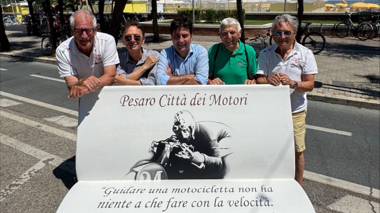 Pesaro, completato il progetto delle "panchine a libro": arte urbana che racconta l'identità della città
