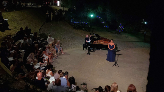 Musica nelle Marche, concerto lirico all’Anfiteatro del Giardino degli Ulivi di Gradara