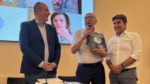 Pesaro Capitale della Cultura 2024: il volume donato ad Agostino Ercolessi, memoria vivente della città