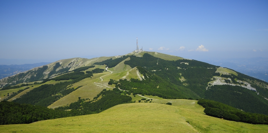 Giro Women 2025, partenza da Fermignano e arrivo sul Monte Nerone: sabato la tappa decisiva