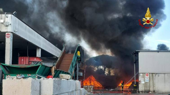 Pesaro, incendio alla Cartfer: colonna di fumo nero visibile da chilometri