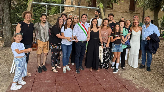 Nuovi giochi e una Little Free Library: Novilara festeggia con il parco rinnovato