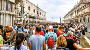 Overtourism in Italia: Rimini, Venezia e Bolzano le città più sovraffollate secondo l’Icst 2025