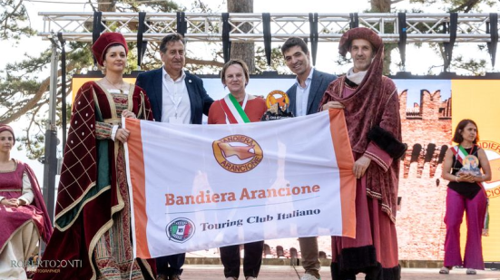 Gradara tra i 30 Comuni marchigiani premiati con la Bandiera Arancione 2025