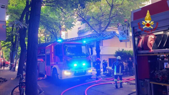 Incendio in un condominio a Pesaro: cinque persone evacuate in viale Vanzolini