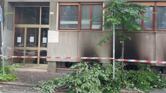 Pesaro, incendio in via Vanzolini: vietato l'accesso alle abitazioni, non ci sono le condizioni per rientrare