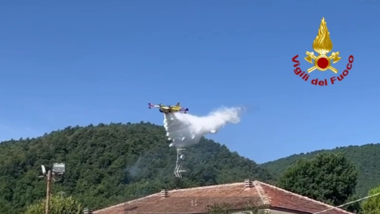 Incendio a Bellisio Solfare di Pergola: in azione da ore Vigili del Fuoco, elicotteri e Canadair