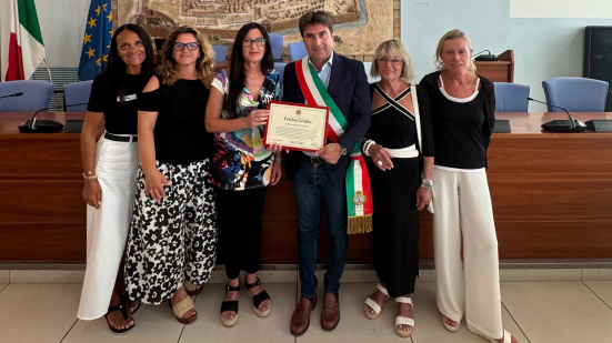 Pesaro celebra i 45 anni del negozio "Febbre Gialla": riconoscimento alle sorelle Tonti e a Elena Ziccarelli