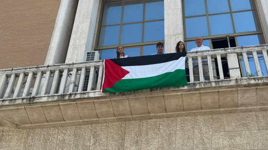 Il Comune di Pesaro avvia il boicottaggio dei prodotti israeliani: «Scelta di pace contro lo sterminio a Gaza»