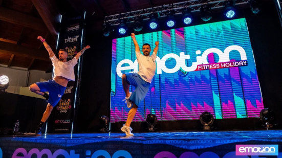 Fano si accende con "FIT and DANCE": una giornata di energia, fitness e spettacolo sulla spiaggia