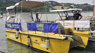 "Ricci on the beach": il tour estivo di Matteo Ricci parte da Marina Dorica su una barca anti-inquinamento