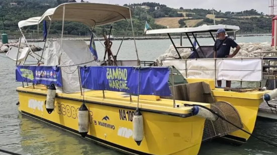 "Ricci on the beach": il tour estivo di Matteo Ricci parte da Marina Dorica su una barca anti-inquinamento