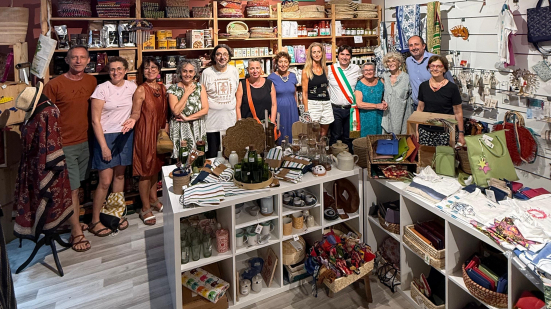 La Bottega Mondo Solidale apre in via Rossini, Biancani: "Un segno di bellezza etica nel cuore di Pesaro"