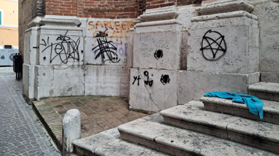 Pesaro, doppio atto vandalico colpisce la Chiesa della Maddalena e il sottopasso della Tombaccia