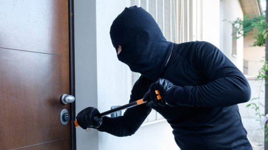 Furti in casa durante le vacanze: oltre 7 italiani su 10 temono il rientro in abitazioni svaligiate