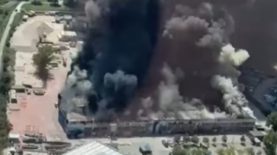 Incendio a Bellocchi di Fano: rogo in azienda nautica, evacuati i lavoratori