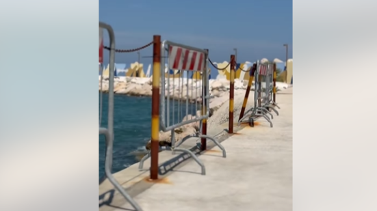 Pesaro, via i paletti in ferro dal molo: in arrivo nuove banchine in cemento