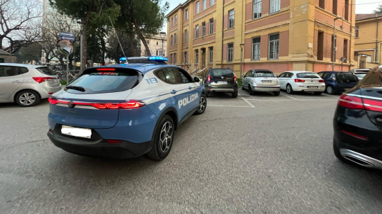 Pesaro, lite tra gruppi di ragazzi in piazzale Matteotti: interviene la Polizia di Stato
