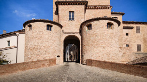 “I Sapori del Borgo”: a Mombaroccio cena itinerante sotto le stelle