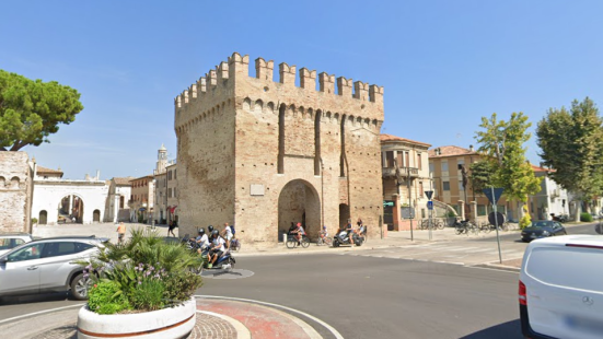 Fano, lavori di messa in sicurezza a Porta Maggiore dopo il distacco di frammenti