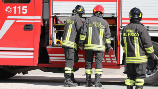 Incendio a Pesaro, alta nube di fumo: fiamme domate dai vigili del fuoco