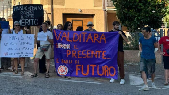 Urbino, protesta davanti al Liceo artistico durante la visita del ministro Valditara
