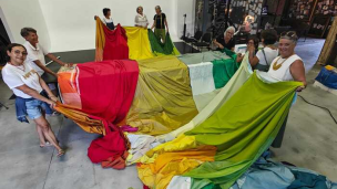 Fano, una bandiera della pace lunga 33 metri per "Impronte Femminili 2025"