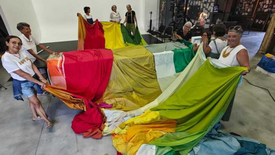 Fano, una bandiera della pace lunga 33 metri per "Impronte Femminili 2025"